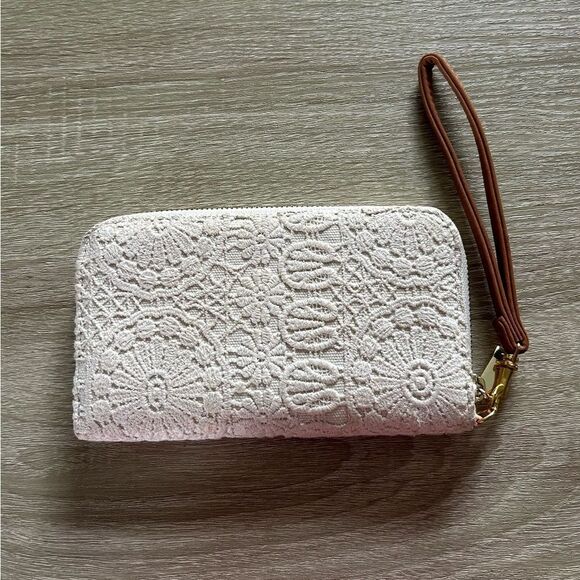 PREOWNED … MOSSIMO SUPPLY CO. Crochet Lace Wristlet / Wallet - Picture 2 of 4